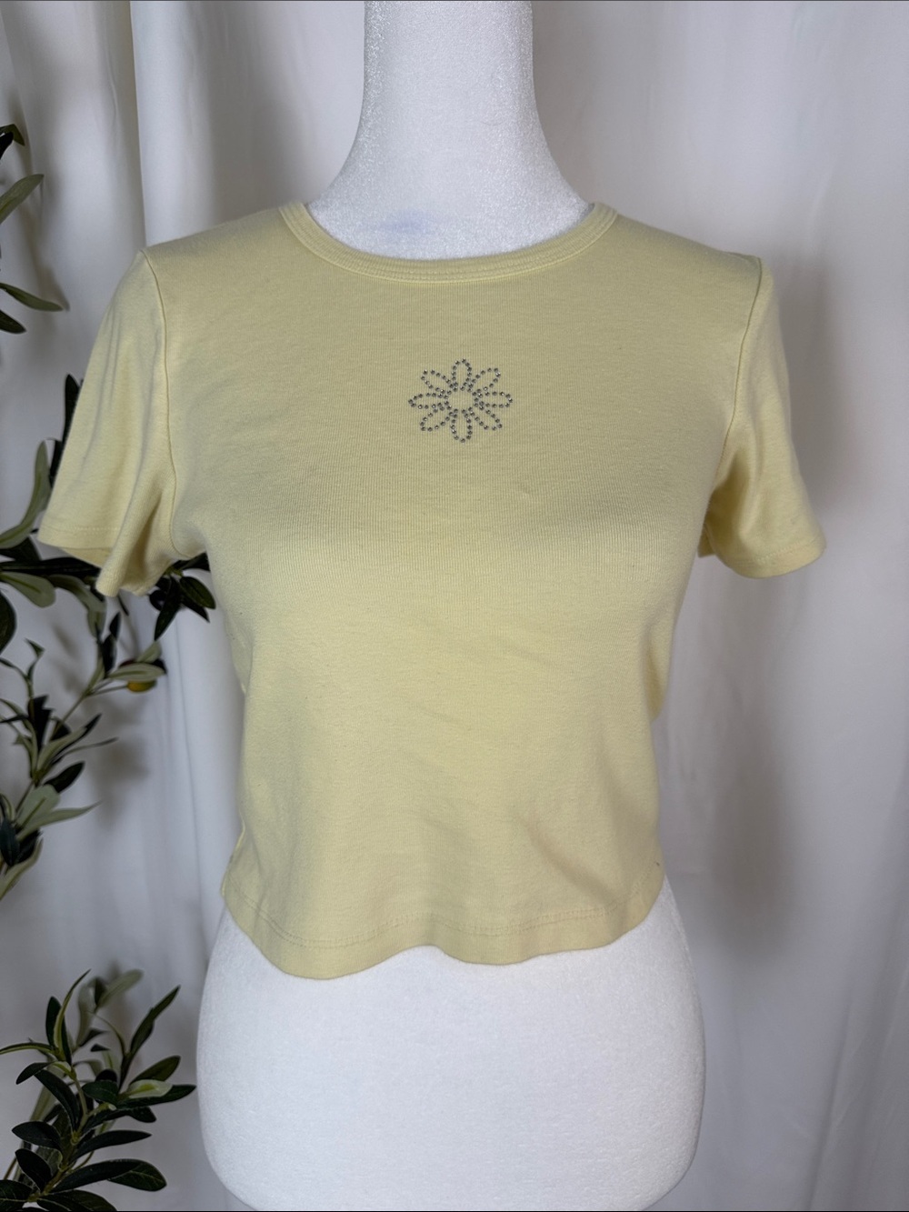 Women's Pale Yellow Cropped Tee with Center Rhinestone Flower Sz M (T3)